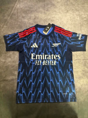 Arsenal tröja  - Arsenal tröja ⚽ Storlek: S 🆕 Helt ny med tag kvar Packeteras ordentligt inför leverans 📦