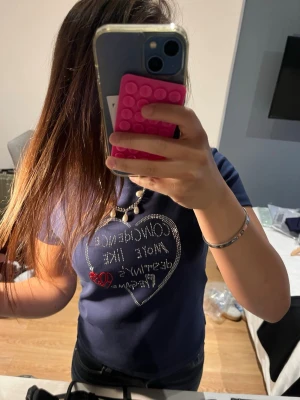 Mörkblå t-shirt med hjärtmotiv - Trendig mörkblå t shirt med glitter från Masion Kitsune paris. Helt oanvänd och perfekt nu till sommaren. 
