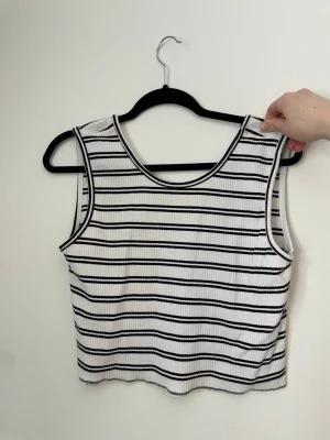 Randig ribbad linnetopp - Snygg croptop från weekday, som man kan ha på båda hållen. Finns ingen bak o fram, utan man får välja om man vill ha urringat en dag och visa där fram eller urringat i ryggen nästa!.  Sparsamt använd.