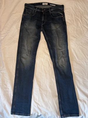 Replay Anbass  - Säljer ett par klassiska Replay Anbass jeans i mycket fint skick. Endast sparsamt använda och väl omhändertagna. Snygg, modern passform med den populära Anbass-modellen som sitter bekvämt och stilrent. Jeansen är hela och fräscha. Perfekta till både vardag och en mer uppklädd stil. 📌 Märke: Replay 📌 Modell: Anbass 📌 Skick: Mycket bra skick 📌 Passform: Slim/modern fit Hör gärna av dig vid frågor 😊