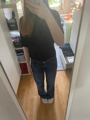 Mörkblå raka jeans - Säljer ett par mörkblå jeans med rak passform (dock kan de kännas som baggy jeans) och klassisk femficksdesign. Jeansen har låg midja och passar perfekt till vardagen. 