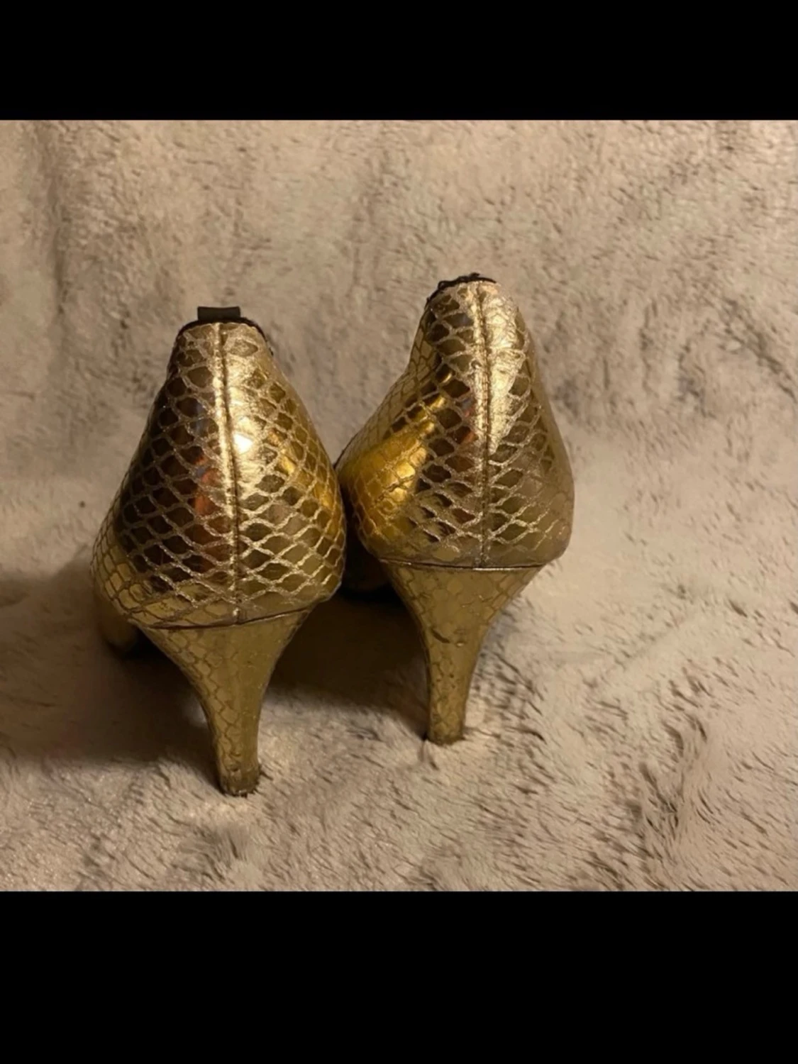 Guldiga peep toe-pumps med ormmönster  - 3