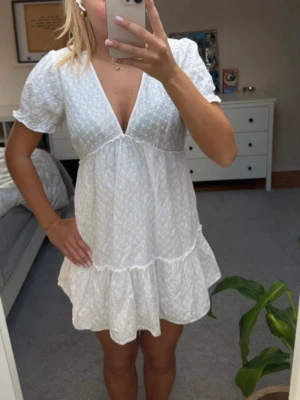 Vit klänning - Superfin vit klänning med spets😍😍