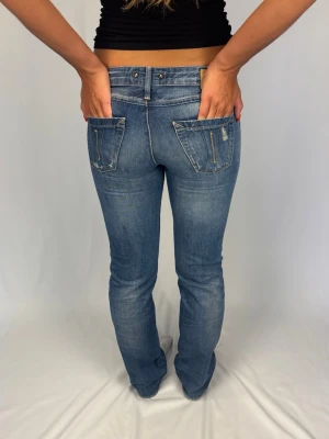 Lågmidjade Jeans - Lågmidjade Fornarina jeans | Storlek 30 | Jättefint skick | Jag är 168cm lång och väger 60kg | Mått: Ytterbenslängd: 98cm. Midjebredd: 41cm. Lårbredd: 28cm. Fotöppning: 19cm. Kontakta mig vid fler frågor eller funderingar!💓