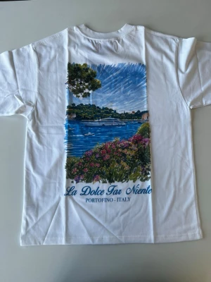 Vit Maison De Rêve t-shirt med tryck - Säljer denna tröja för att den inte passade och företaget inte tillåter returer. Helt oanvänd och storlek M