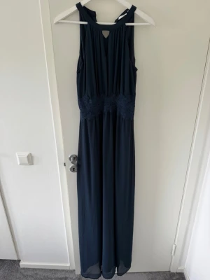 Bal/ långklänning - Säljer min gamla balklänning!! Använd en gång. Den är i tall version! jag är 185 cm lång och den är lite kortare på mig nu!!