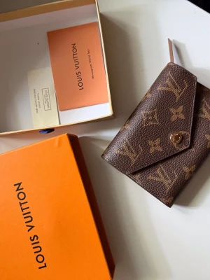 Louis Vuitton plånbok  - Box följer med . Aldrig använd 