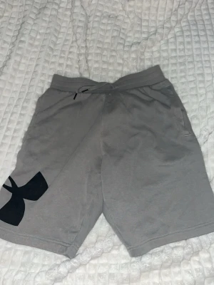 Gråa shorts  - Jätte fina som inte används mycket så jätte fina (hund finns i hemmet) skulle säga att det är en S/mindre M storleksmässigt 