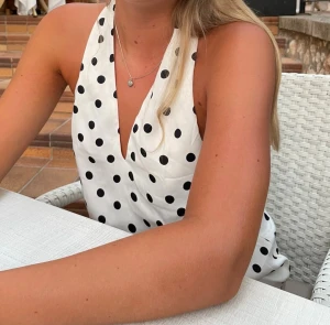 Vit prickig topp - Jätte fin prickig topp med öppen rygg, köpt i Spanien, använd endast 3 gånger❤️