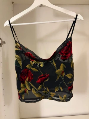 Cropped top Nasty gal  - Topp med rosor och textur från Nasty Gal. 