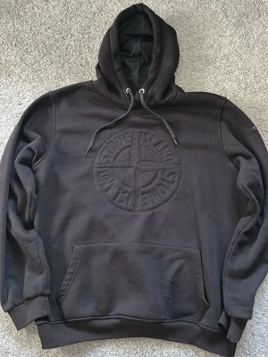 Svart hoodie från Stone Island - Svart hoodie från Stone Island i storlek L