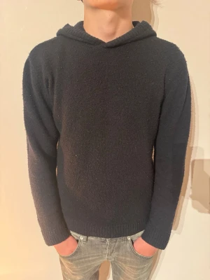 Merinoull Hoodie - | Skick: 6/10 | Färg: Mörkblå | Modell: 174cm 58kg |