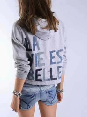 Hoodie med jeanstext ”LA VIE EST BELLE” - Otroligt fin och unik hoodie med jeans detaljer på ryggen. Texten som står på ryggen är ”LA VIE EST BELLE”!!  - Storlek: S - Modellen är 175 cm för referens och bär vanligtvis XS-S!!  Hoodien är i jättebra skick och har inga defekter (vad vi märkt)!!  Vid frågor eller funderingar - tveka inte att höra av dig🪽 