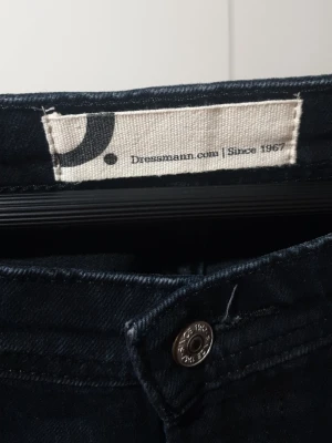 Mörkblå jeans från Dressmann - …Går såklart att pruta… nya kostar runt 600+ Snygga mörkblå jeans från Dressmann med klassisk femficksmodell och raka ben. Jeansen har diskreta slitningar framtill för en cool look och är tillverkade i ett mjukt denimtyg som sitter skönt hela dagen.