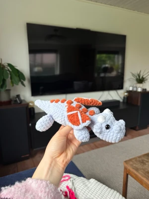 Virkad drake - Virkad drake💙OBS: Innehåller säkerhetsögon som ej är rekommenderade för barn under 3 år!