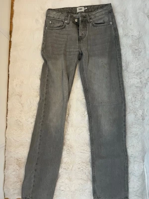 Grå raka jeans från 157 - Snygga grå jeans från 157 med rak passform. Jeansen har normal midja. Har tyvärr fläckar på benen som jag inte lyckats fått bort i tvätten. 