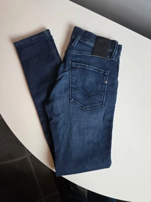Mörkblå jeans från Replay - Knappt använda, w28 L32