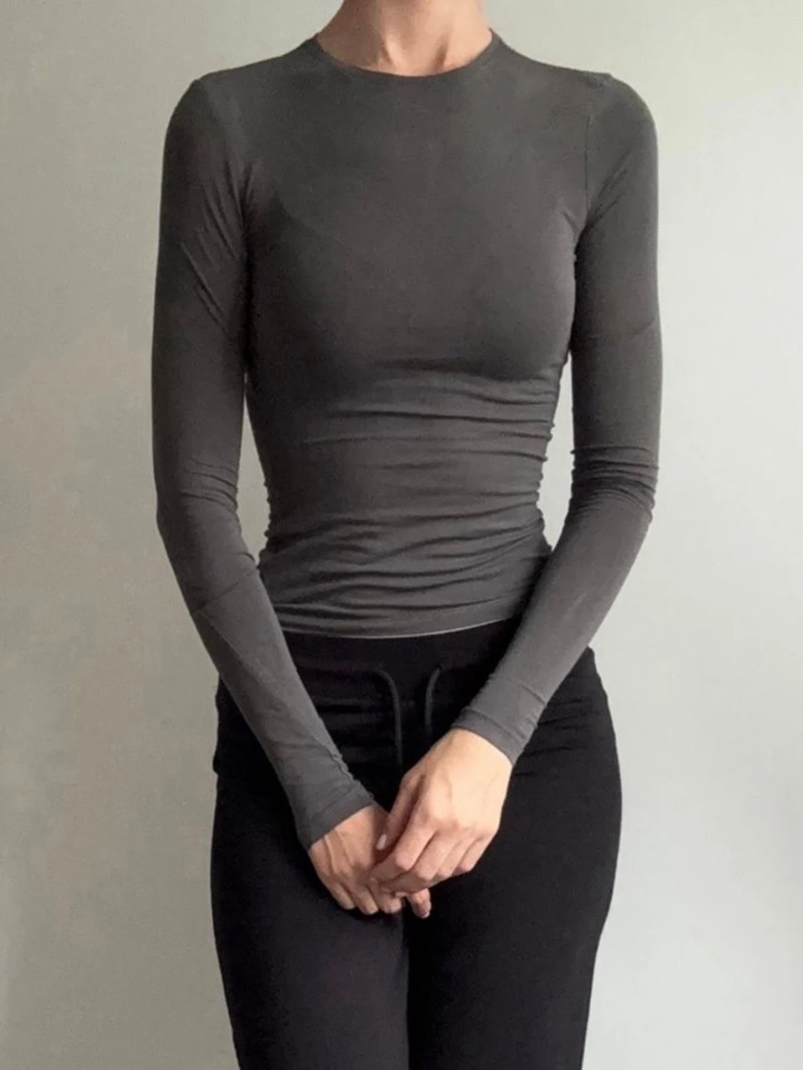 Mörkgrå långärmad slim topp