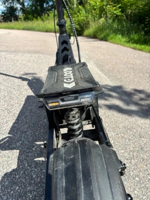 Elscooter OOTD T10 svart - Säljer en svart elscooter från OOTD med robust ram, grova däck och dubbla framlyktor. Scootern har fjädring både fram och bak samt en bred fotplatta med OOTD-logga. Perfekt för dig som vill ta dig fram snabbt och smidigt i stan.