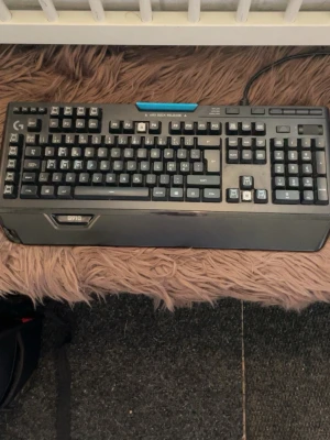 Logitech G910 Orion Spectrum tangentbord - Gamingtangentbord från Logitech, modell G910 Orion Spectrum. Svart färg med RGB-bakgrundsbelysning och dedikerade makroknappar. Fullstort tangentbord med numerisk del och mediaknappar. Tillverkat i plast med en robust design, perfekt för gaming och produktivitet. Den har 2 tangenter som är borta men den går ändå att spela med lika bra 👍 Priset är ej hugget i sten så kom med bud !