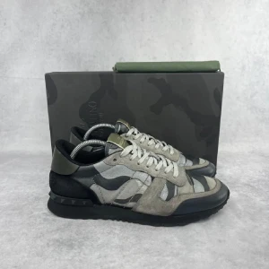 Valentino Rockrunners! - Riktigt feta valentino Rockrunners! De har använts mycket men är i bra skick! Nypris: ca 7000kr / DM för frågor! 