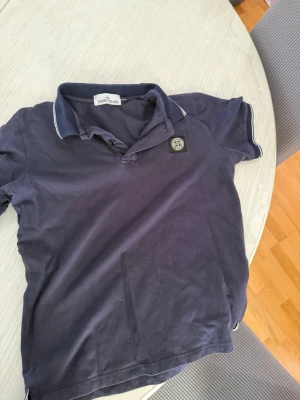 Stone island piké - Stilren piké perfekt nu till sommaren. Denna är slimfit i storlek S men sitter mer som XS. Skick är 6/10. Priset är ej hugget i sten, kom gärna med prisförlag!