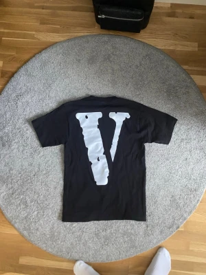 Vlone tshirt  - Vlone tshirt svart strlk Small helt ny