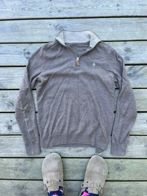 Morris halfzip - Chill Morris halfzip. Saknar lappen i nacken. Passar storlek Xs