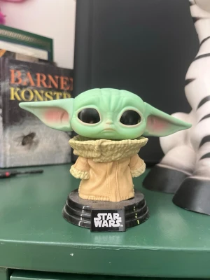 Grogu Funko Pop Star Wars-figur - Säljer en Grogu (Baby Yoda) Funko Pop-figur från Star Wars. 