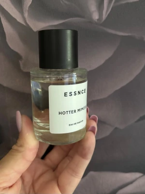 ESSNCE Hotter Mimosa parfym - Säljer en hotter mimosa från ESSNCE. Se bild för mängd.
