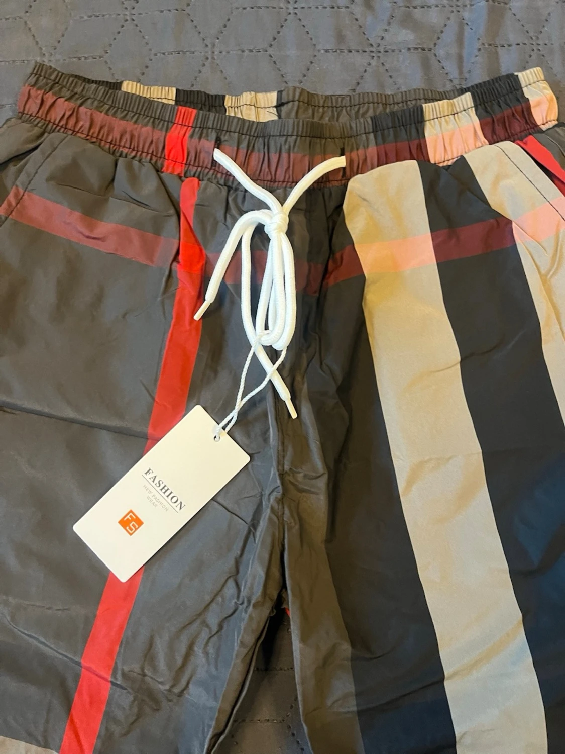 Randiga shorts med snörning - 1