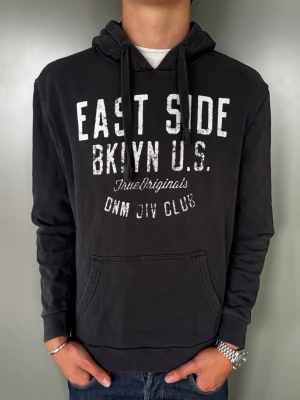 Svart hoodie med tryck - Strl - L | Skick - 10/10 | Nypris - ca 1000 (säljs ej längre) | Vid minsta lilla fundering är det bara att höra av sig!