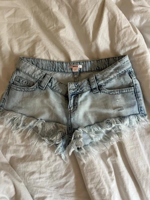 Low waist shorts  - Lågmidjade/low waist shorts från Gina storlek M, men ca 40 cm rakt över i midjemått, helt oanvända! 💕 säljer ett par exakt likadana fast vita också! 😍😍😍