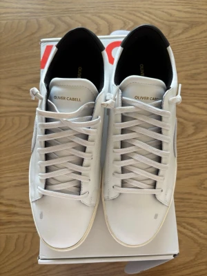Vita sneakers från Oliver Cabell - Stilrena vita sneakers från Oliver Cabell.                        Oanvända, helt nya.                                                                                           