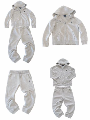 Gråt mjukissätt  från Polo Ralph Lauren - Snyggt gråt mjukissätt från Polo Ralph Lauren med dragsko i midjan och klassisk brodering på tröja och benet. Byxorna har avslappnad passform och mjukt material som känns skönt mot huden. Perfekta för en chill och avslappnad stil.