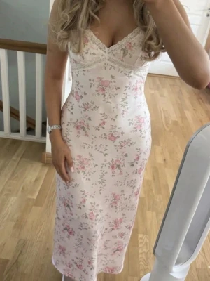 Långt blommig sommarklänning i satin - Satinklänning med blommor och spets perfekt till sommaren🌸🫶