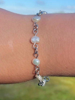 Armband - Vackert armband av pärlor och rostfritt stål🐚✨💍