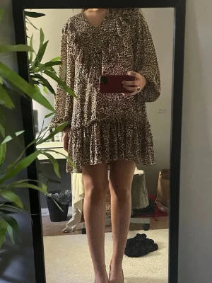 Klänning - Leopard klänning med skitsnygga detaljer o volanger ☺️☺️
