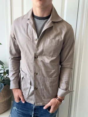 John Henric overshirt  - John Henric overshirt - sjukt snygg. Inga defekter! Modellen i bilderna är 180 cm 75 kg och bär Storlek S , Kom med frågor! 🌟 (Kan gå ned i pris vid köp av paket 😉) 