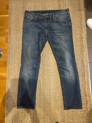 👖 Giorgio Armani Jeans – Strl 32 | Premium Denim - Säljer ett par äkta Giorgio Armani-jeans i storlek 32. Klassisk mellanblå tvätt med snygga naturliga fades som ger en exklusiv och tidlös look. Hög kvalitet och bekväm passform – perfekta både till vardags och en mer uppklädd outfit.   📏 Storlek: 32 ✨ Skick: Mycket bra skick 📦 Skickas snabbt
