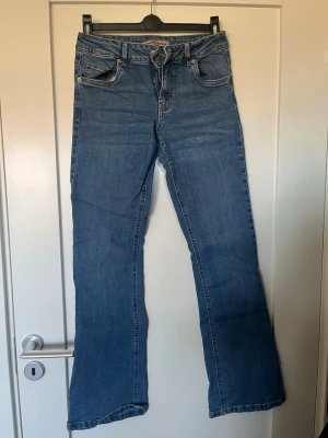 Bootcut jeans - Et par knappt använda jeans som inte längre kommer till användning,