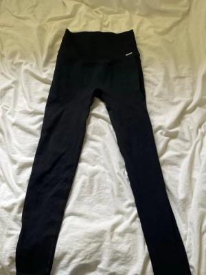 Svarta träningsbyxor  - Säljer ett par svarta leggings med ribbad struktur. Från aim’n Storlek S
