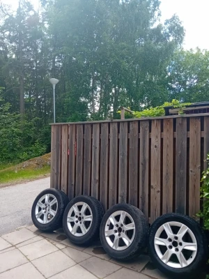 Fyra silverfärgade aluminiumfälgar 16" - Säljer ett set med fyra silverfärgade aluminiumfälgar med däck, dimension 205/55 R16. Fälgarna har fem ekrar och passar till flera bilmodeller. Perfekt om du vill byta stil på bilen eller behöver extra hjul till sommaren. Pris går att diskuteras.