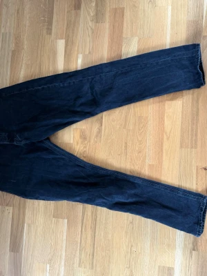 Svarta raka jeans från Jack and Jones - Säljer ett par svarta jeans med rak passform och klassisk femficksdesign. Jeansen har normal midja och är tillverkade i ett slitstarkt denimtyg. Perfekta för dig som gillar en enkel och tidlös stil.