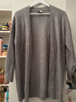 Hm stickad kofta  - Stickad kofta från hm. Öppen för bud vid snabb affär. Paketpris vid köp av flera plagg.🎀