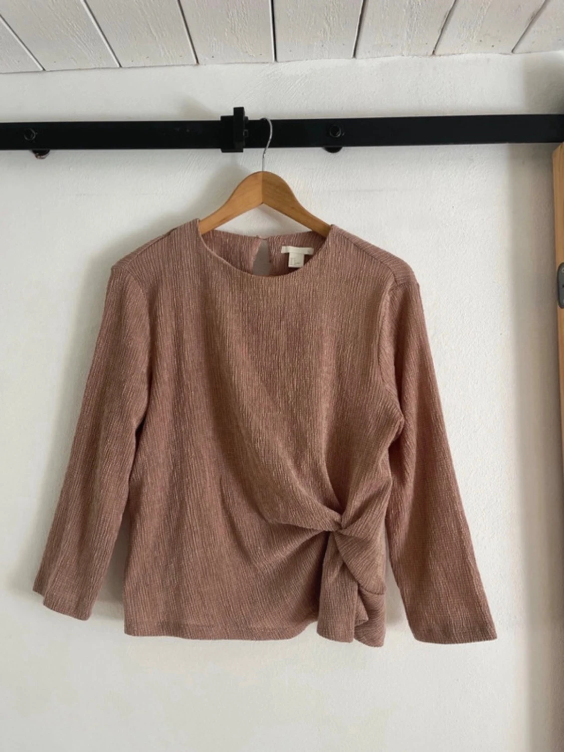 Rosa plisserad blus med knut