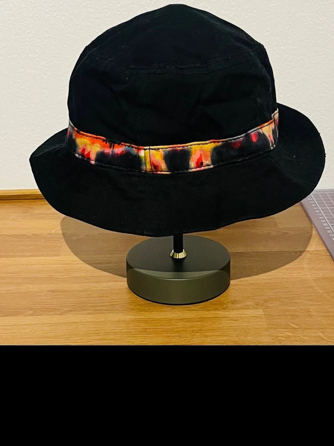 Svart bucket hat med färgglad detalj - 1