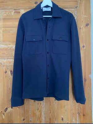 Overshirt  - Säljer denna overshirt från Selected Homme i färgen mörkblå och i storlek S. kommer i topp skick och sitter precis som den ska. Kom gärna fram med bud eller frågor om ni har. 👍