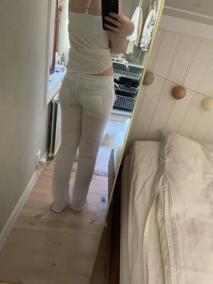 Low waist Linnebyxor från Chelsea - Säljer mina vita linnebyxor då de tyvärr blivit för små. Ena fickan har ett hål och ena benet är lite smutsigt längst ner.