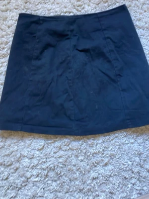 Svart kjol från shein - Jätte bekväm och skön kjol med ett satäng liknande material inuti och jeans aktigt material på utsidan. Säljer pga att den tyvärr blivit för liten.